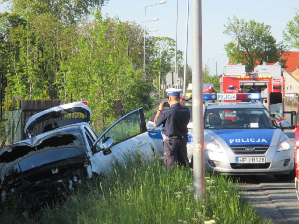 Pisarzowice: W słup i do rowu - kolizja na DK39