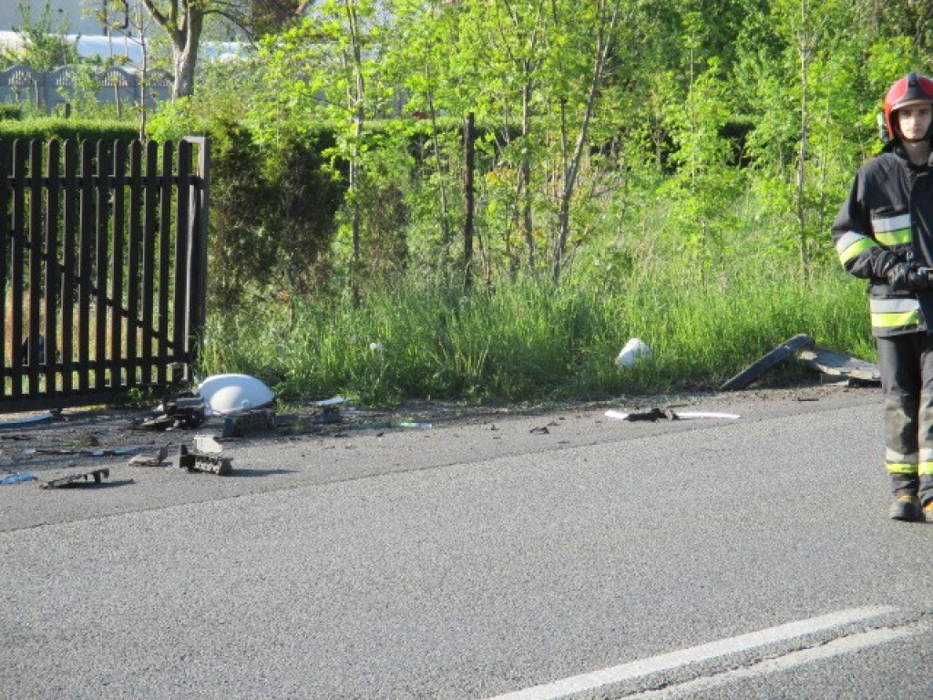 Pisarzowice: W słup i do rowu - kolizja na DK39