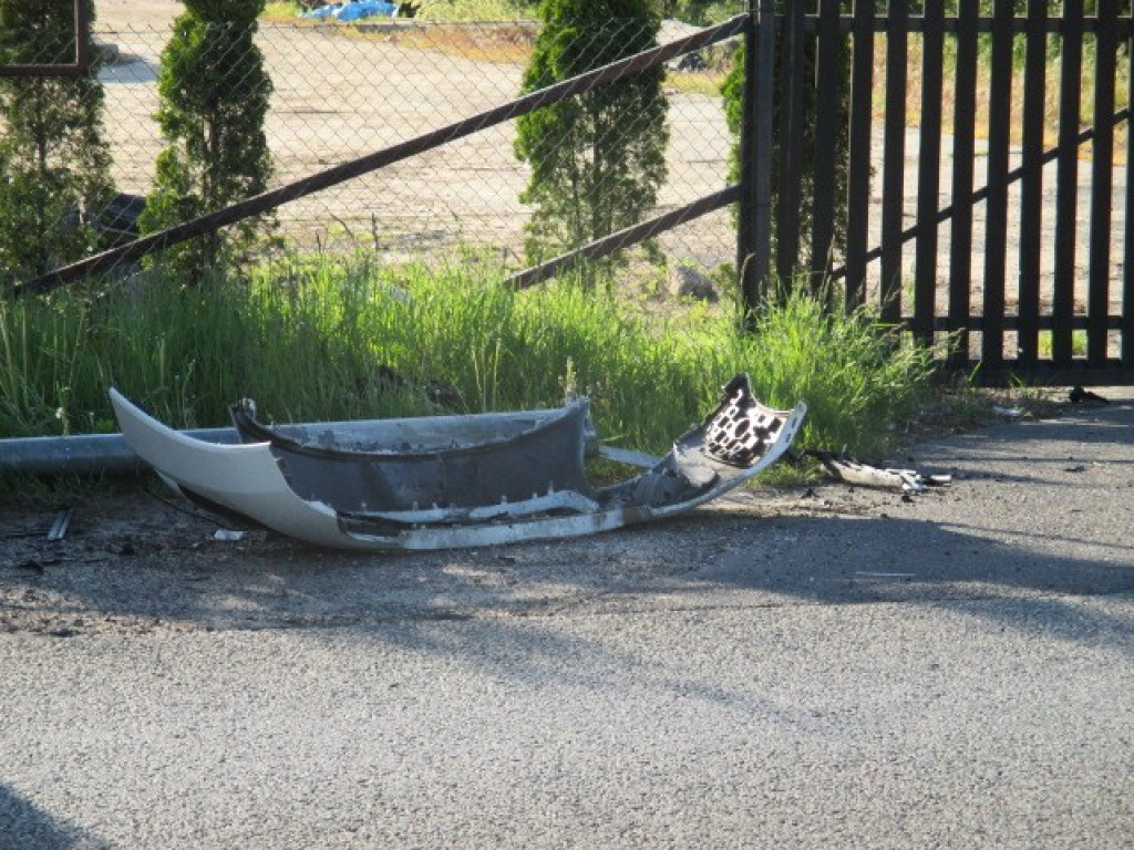 Pisarzowice: W słup i do rowu - kolizja na DK39