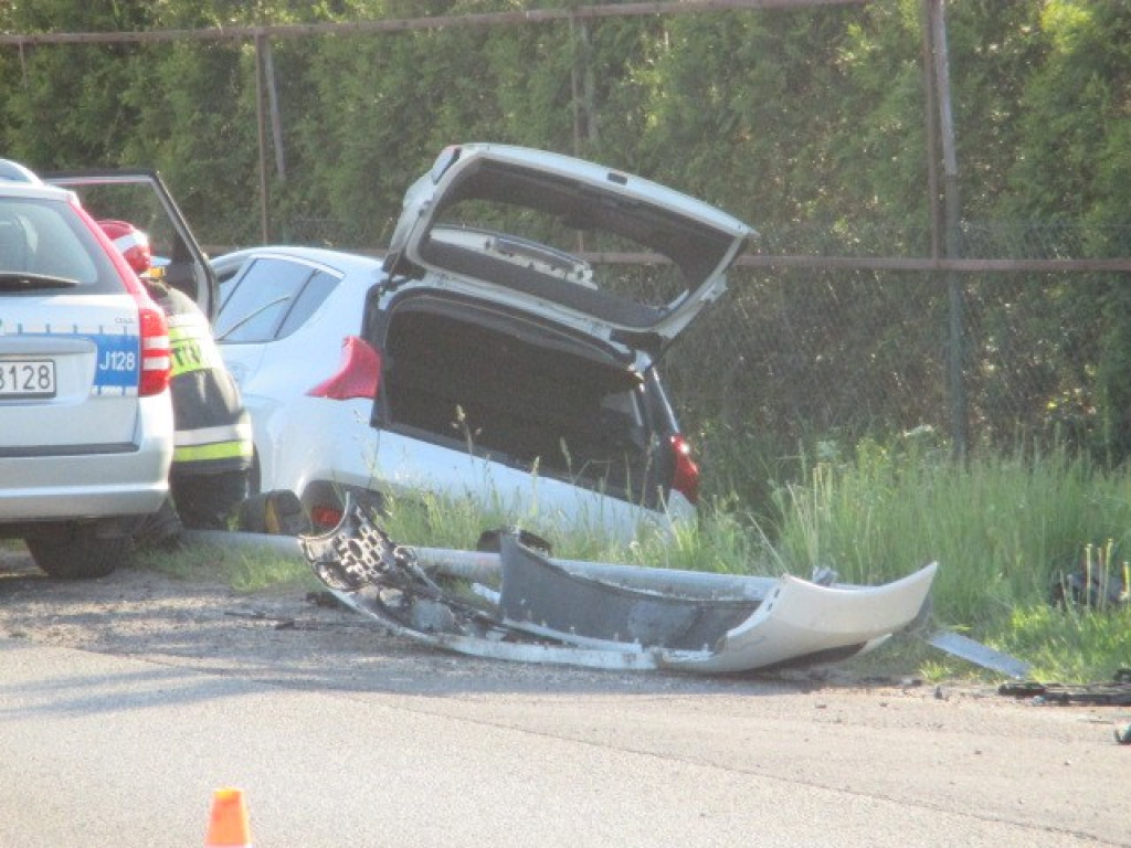 Pisarzowice: W słup i do rowu - kolizja na DK39