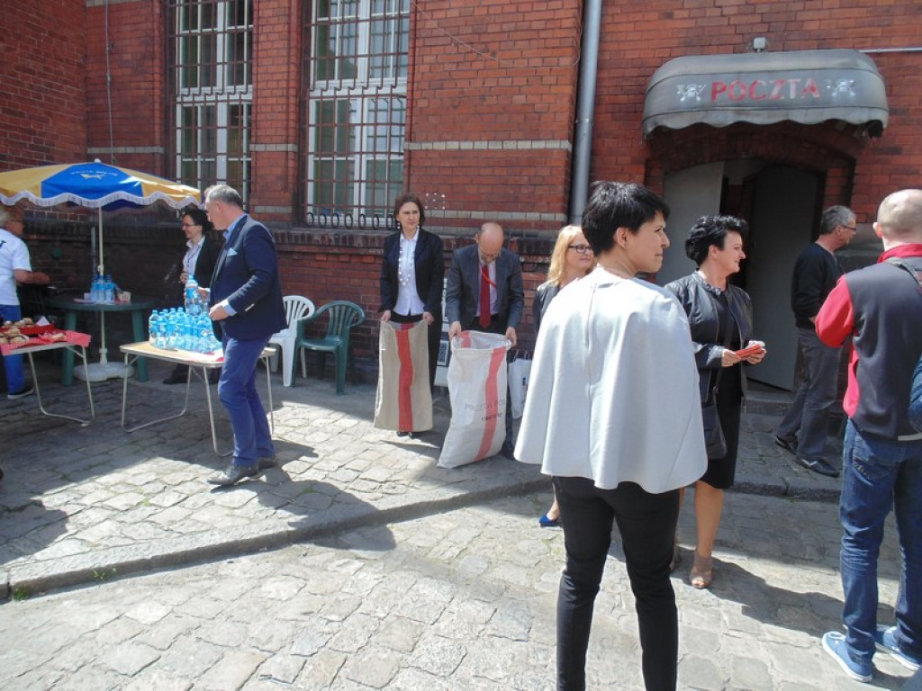 Rowerami z Oławy do Brzegu. Przywieźli  400 przesyłek pocztowych