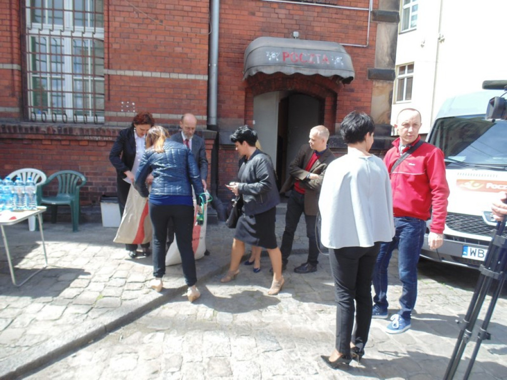 Rowerami z Oławy do Brzegu. Przywieźli  400 przesyłek pocztowych