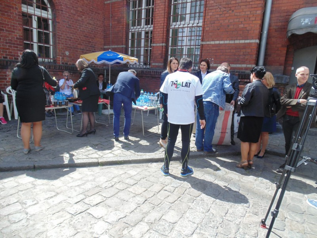 Rowerami z Oławy do Brzegu. Przywieźli  400 przesyłek pocztowych