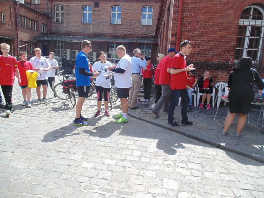 Rowerami z Oławy do Brzegu. Przywieźli  400 przesyłek pocztowych