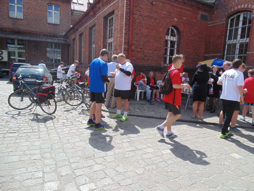 Rowerami z Oławy do Brzegu. Przywieźli  400 przesyłek pocztowych