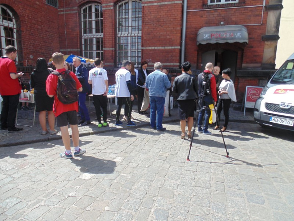 Rowerami z Oławy do Brzegu. Przywieźli  400 przesyłek pocztowych