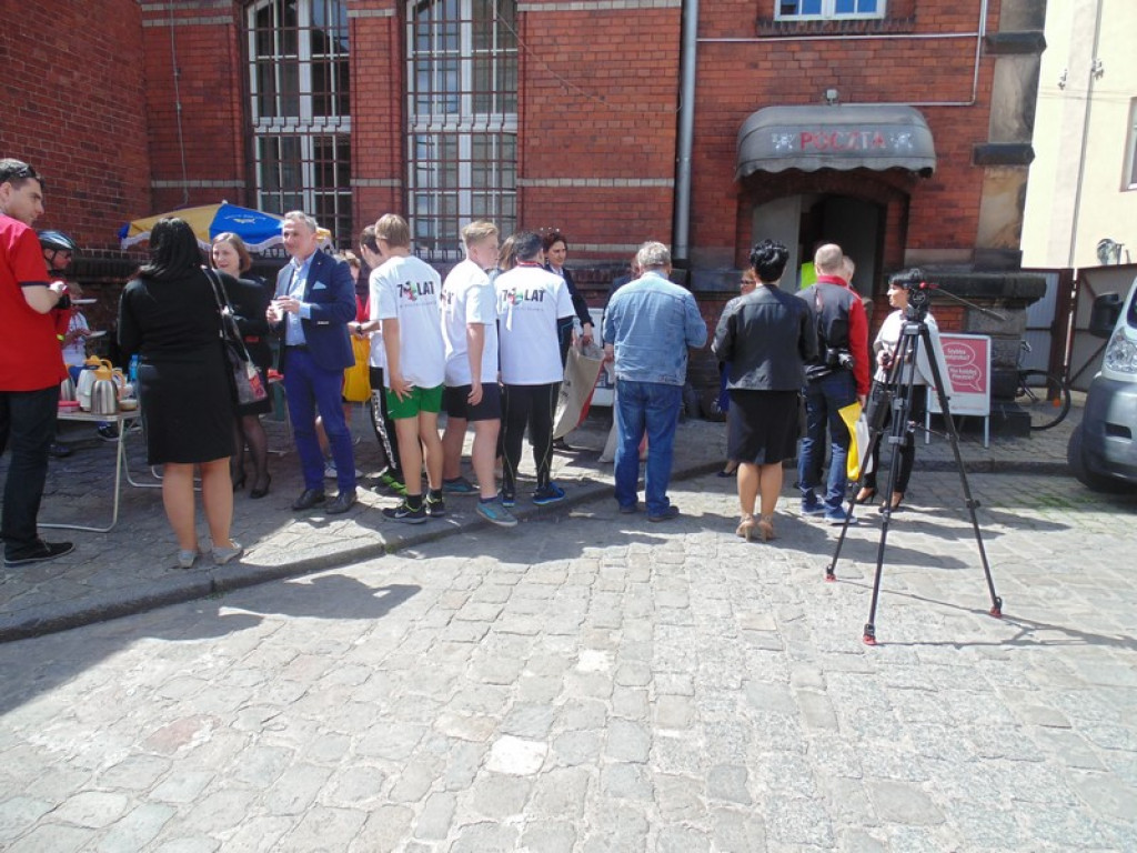 Rowerami z Oławy do Brzegu. Przywieźli  400 przesyłek pocztowych