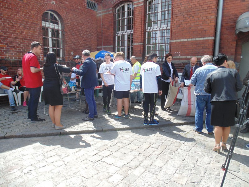 Rowerami z Oławy do Brzegu. Przywieźli  400 przesyłek pocztowych