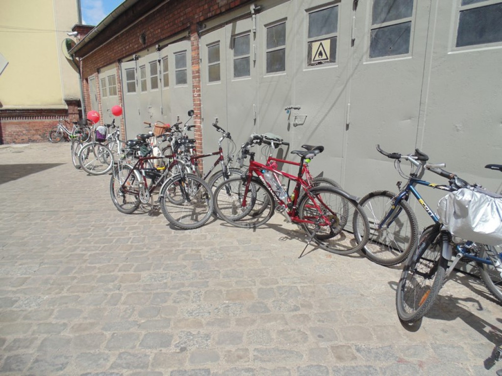 Rowerami z Oławy do Brzegu. Przywieźli  400 przesyłek pocztowych