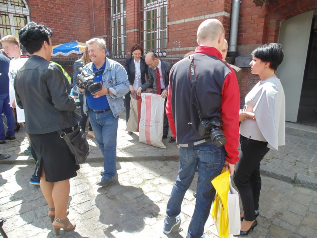 Rowerami z Oławy do Brzegu. Przywieźli  400 przesyłek pocztowych