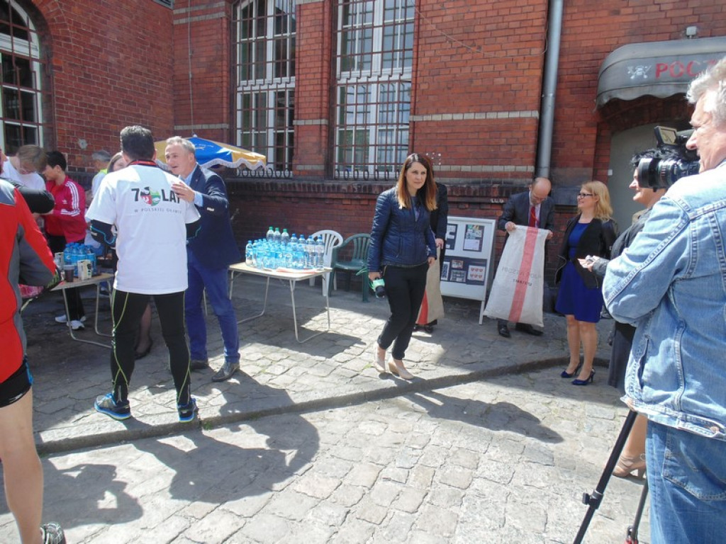 Rowerami z Oławy do Brzegu. Przywieźli  400 przesyłek pocztowych