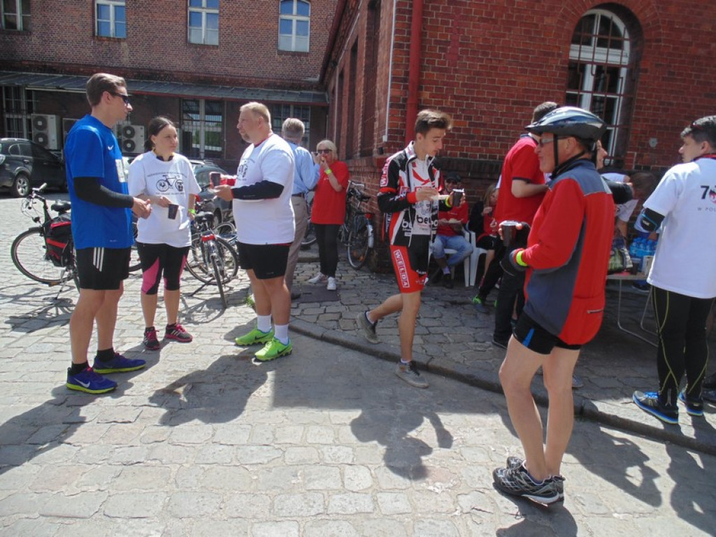Rowerami z Oławy do Brzegu. Przywieźli  400 przesyłek pocztowych