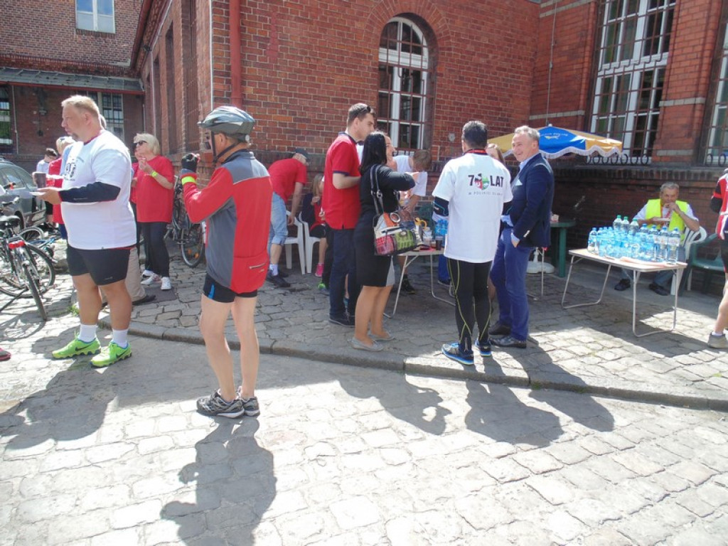 Rowerami z Oławy do Brzegu. Przywieźli  400 przesyłek pocztowych