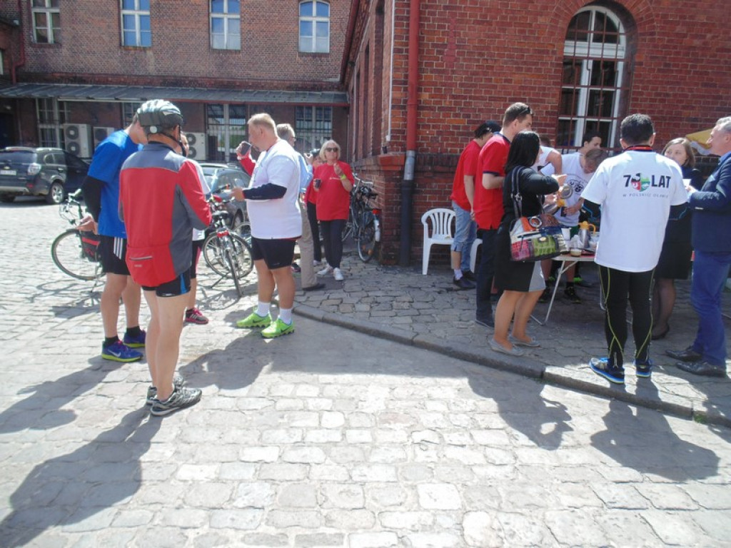 Rowerami z Oławy do Brzegu. Przywieźli  400 przesyłek pocztowych