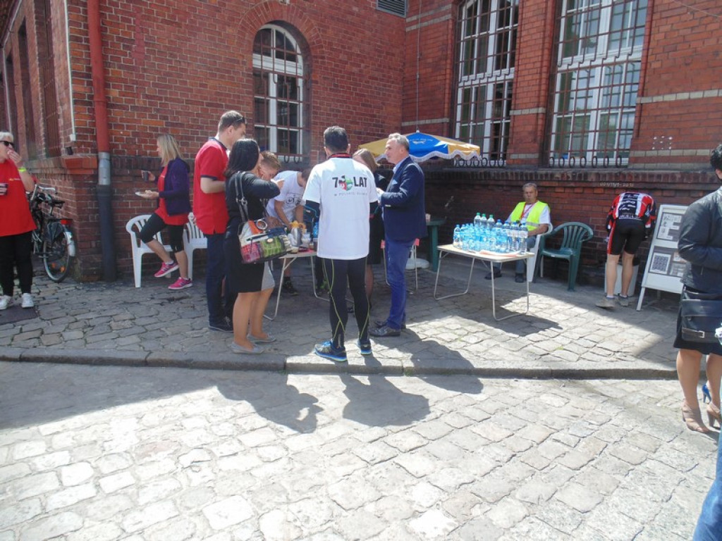 Rowerami z Oławy do Brzegu. Przywieźli  400 przesyłek pocztowych