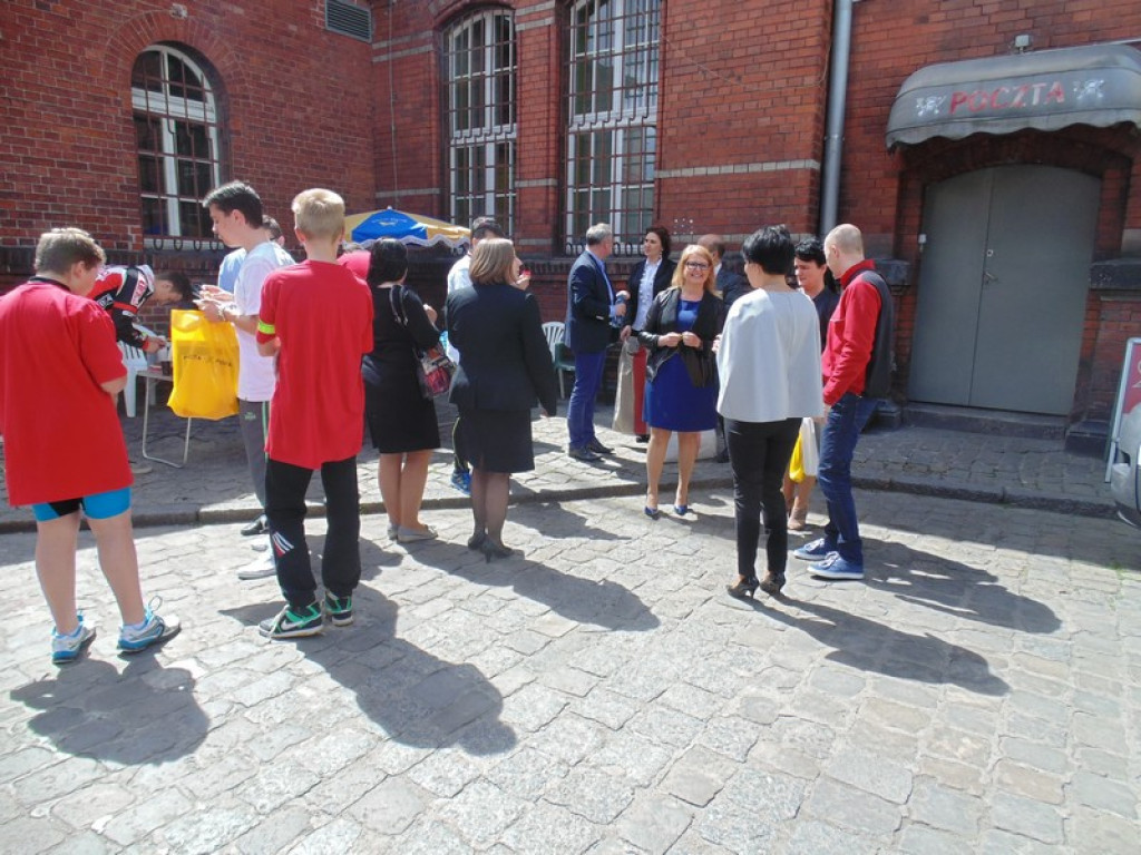 Rowerami z Oławy do Brzegu. Przywieźli  400 przesyłek pocztowych