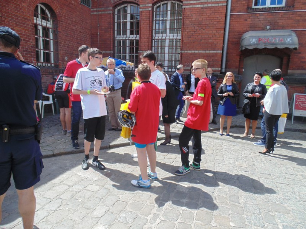 Rowerami z Oławy do Brzegu. Przywieźli  400 przesyłek pocztowych