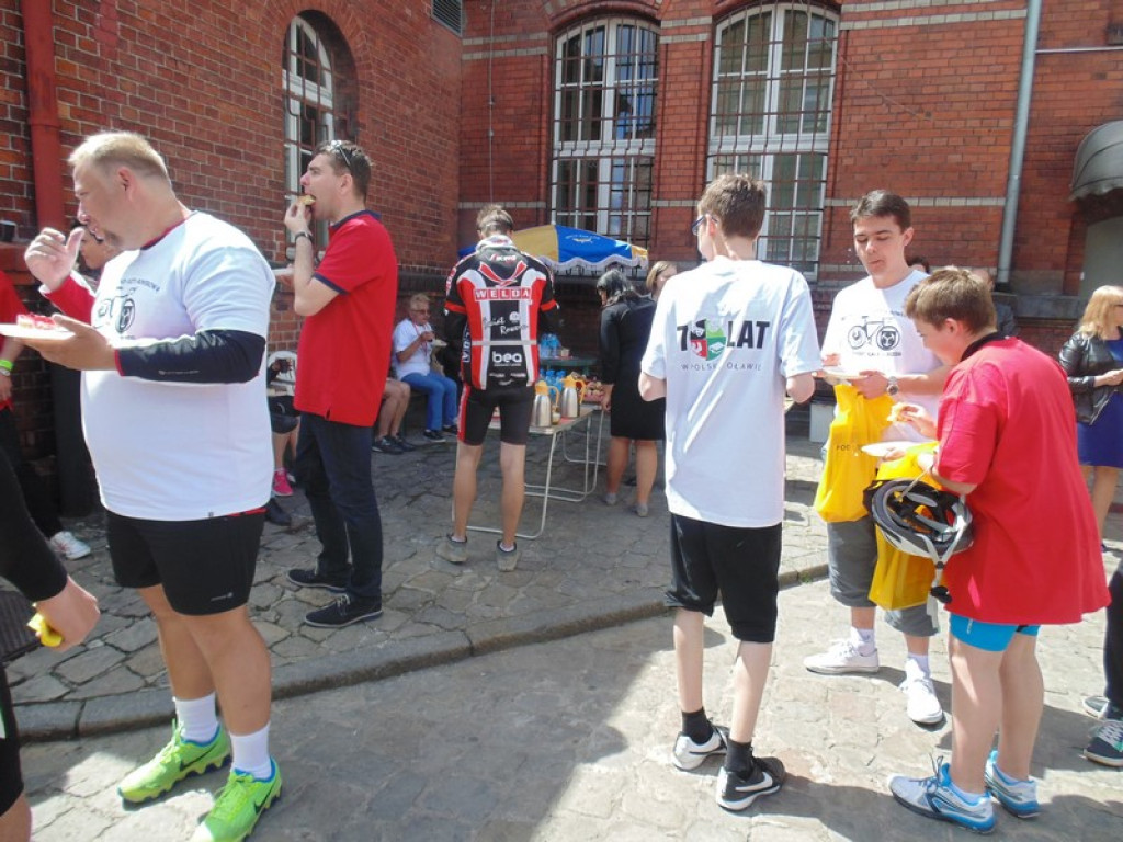 Rowerami z Oławy do Brzegu. Przywieźli  400 przesyłek pocztowych