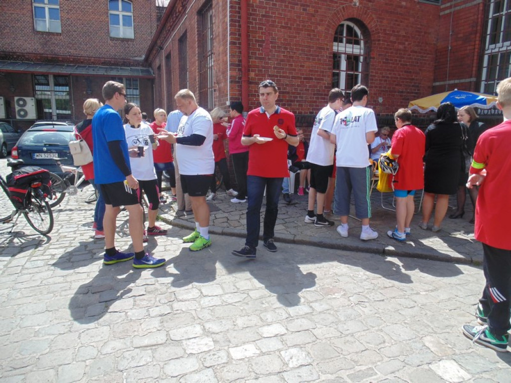 Rowerami z Oławy do Brzegu. Przywieźli  400 przesyłek pocztowych