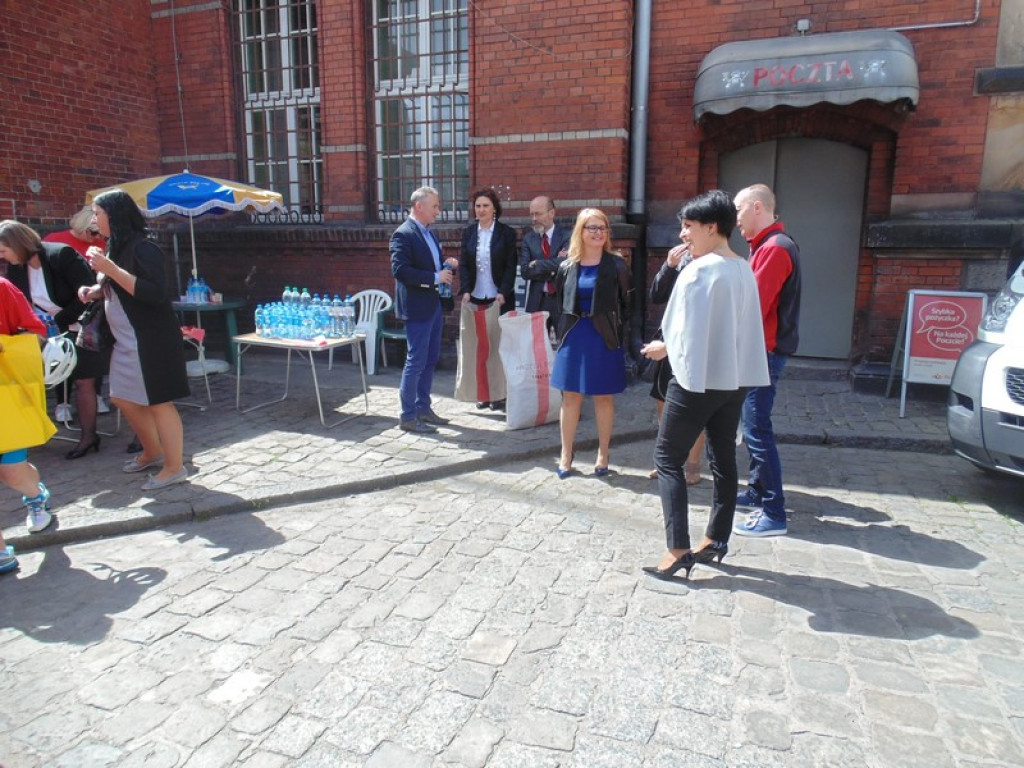 Rowerami z Oławy do Brzegu. Przywieźli  400 przesyłek pocztowych