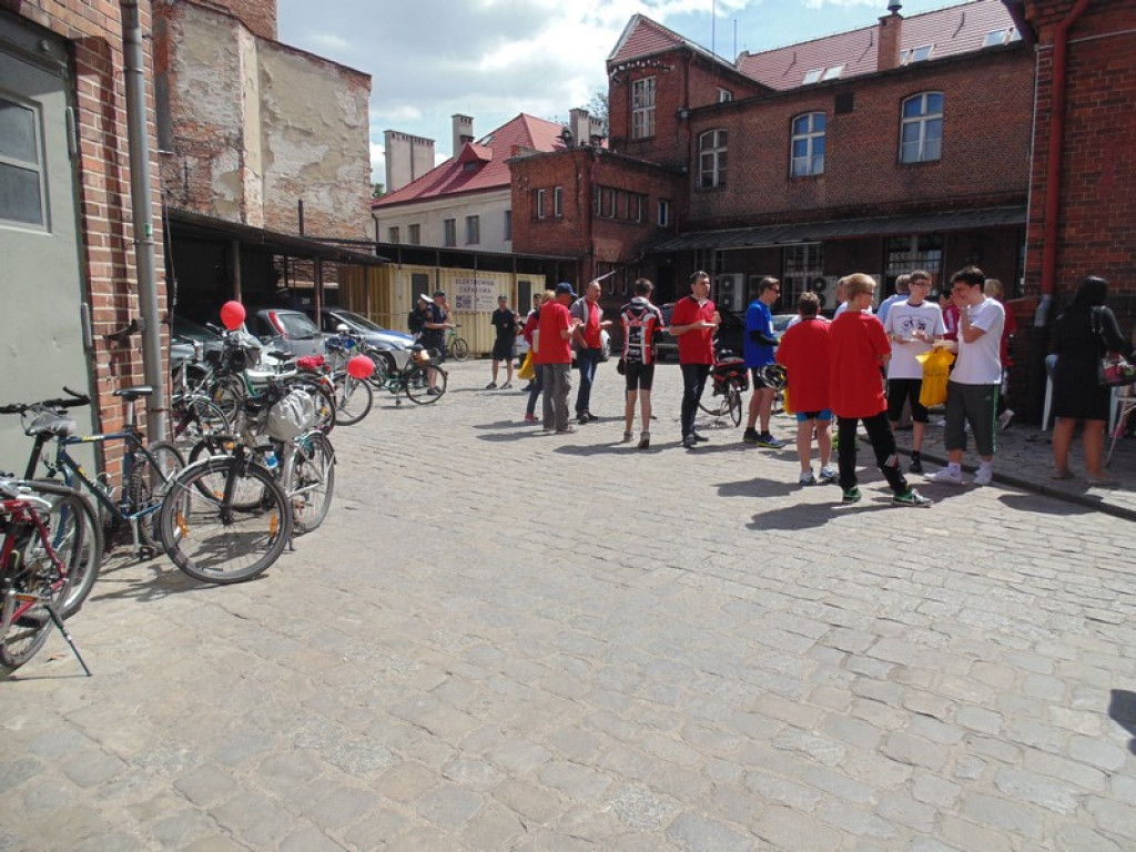 Rowerami z Oławy do Brzegu. Przywieźli  400 przesyłek pocztowych