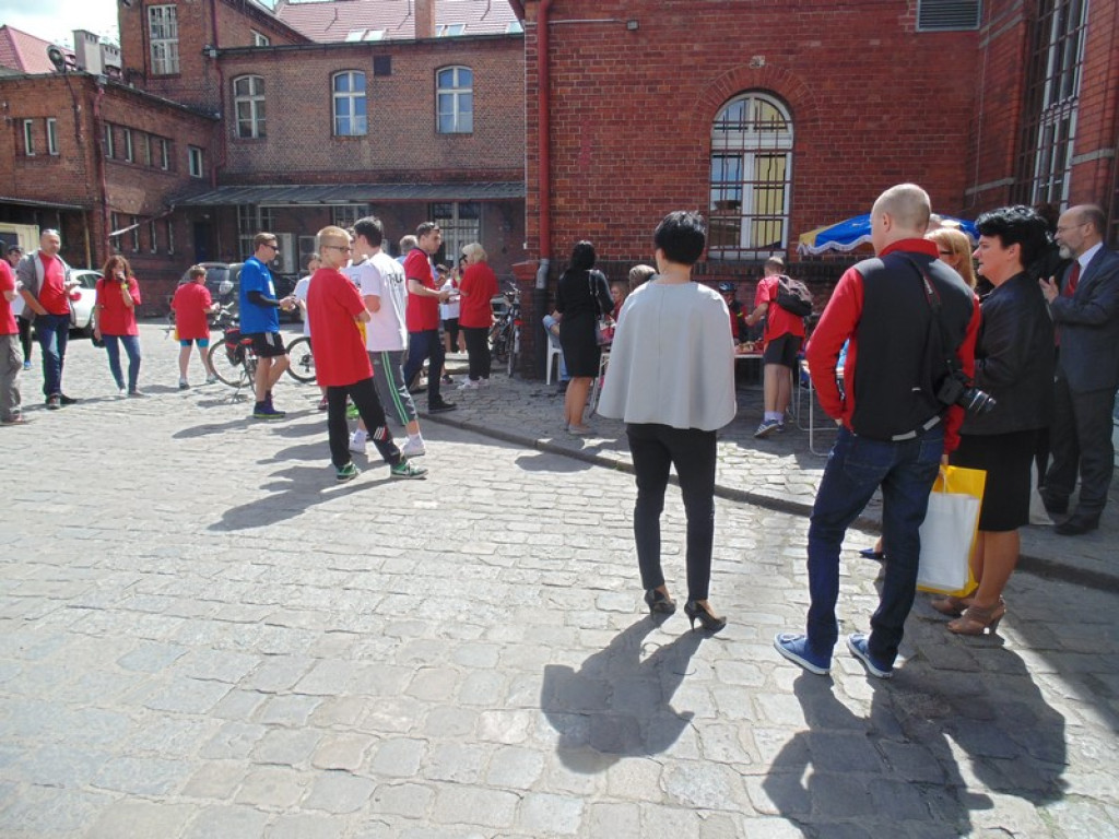 Rowerami z Oławy do Brzegu. Przywieźli  400 przesyłek pocztowych