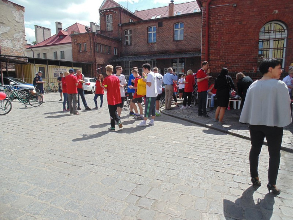 Rowerami z Oławy do Brzegu. Przywieźli  400 przesyłek pocztowych