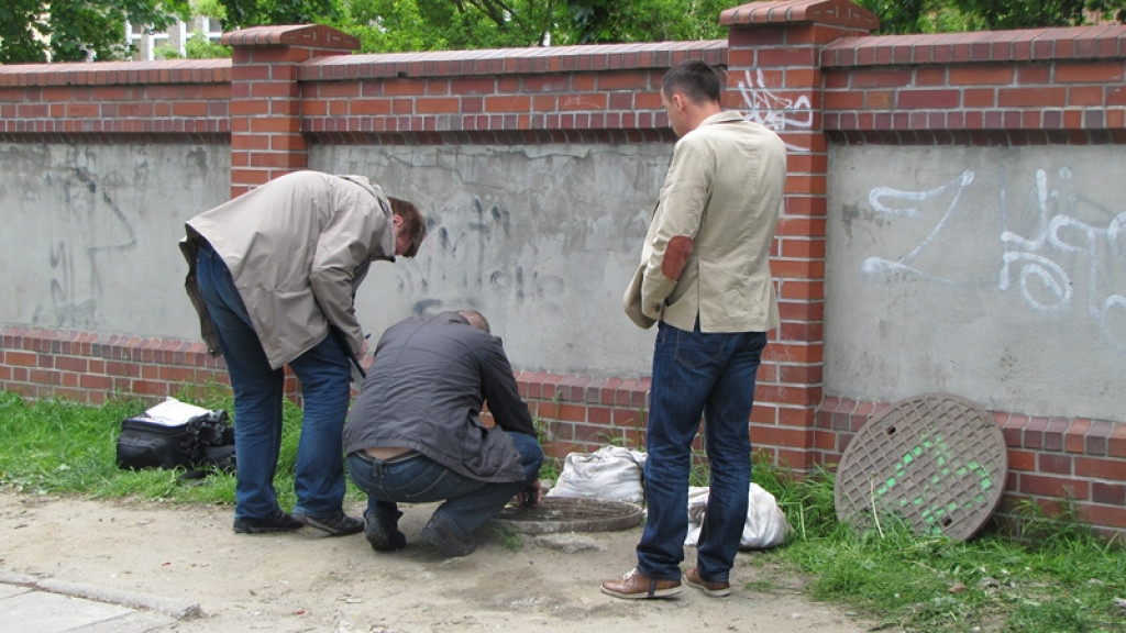 Brzeg: Chłopiec wpadł do studzienki kanalizacyjnej