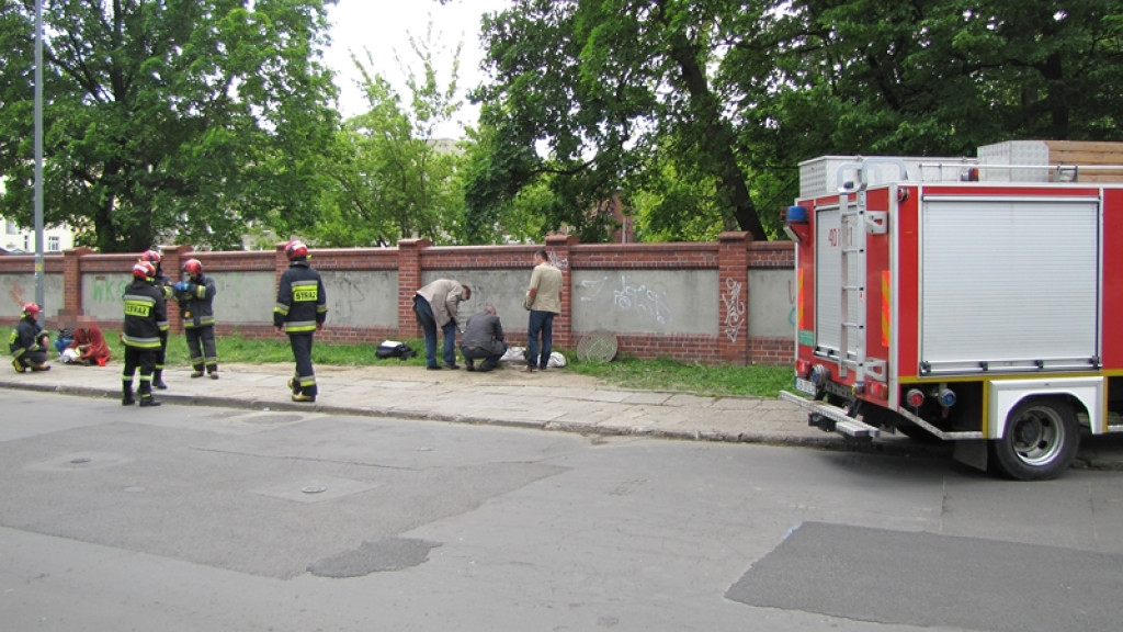 Brzeg: Chłopiec wpadł do studzienki kanalizacyjnej