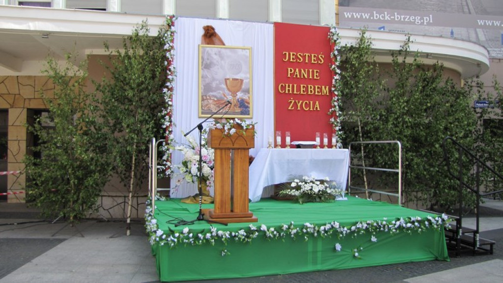 Boże Ciało w Brzegu. Tysiące wiernych przeszło ulicami miasta [fotorelacja]