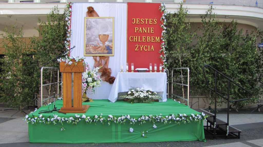 Boże Ciało w Brzegu. Tysiące wiernych przeszło ulicami miasta [fotorelacja]