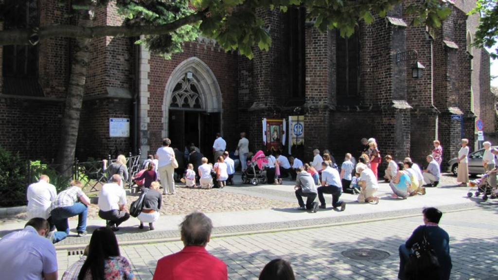 Boże Ciało w Brzegu. Tysiące wiernych przeszło ulicami miasta [fotorelacja]