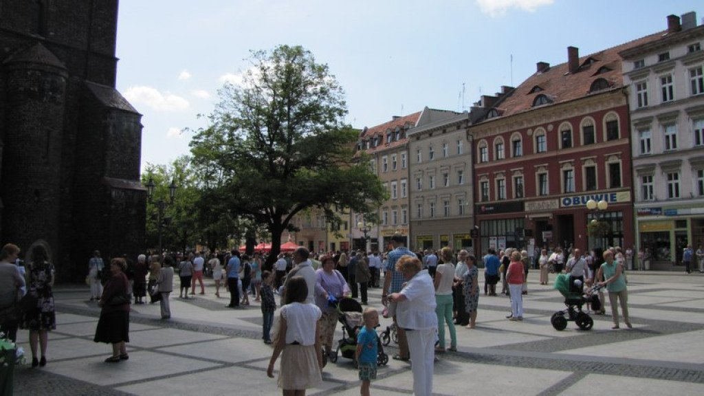 Boże Ciało w Brzegu. Tysiące wiernych przeszło ulicami miasta [fotorelacja]