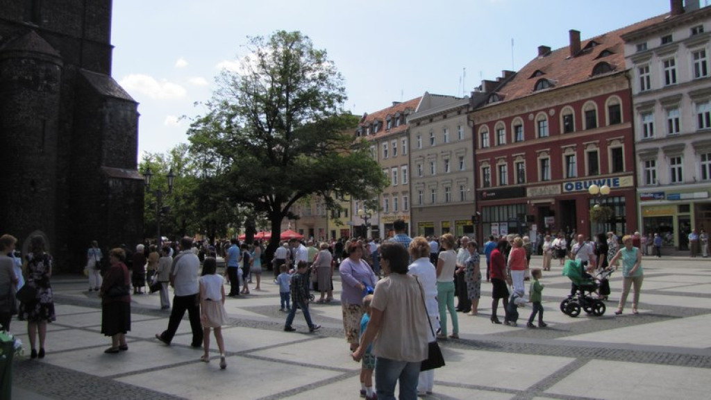 Boże Ciało w Brzegu. Tysiące wiernych przeszło ulicami miasta [fotorelacja]