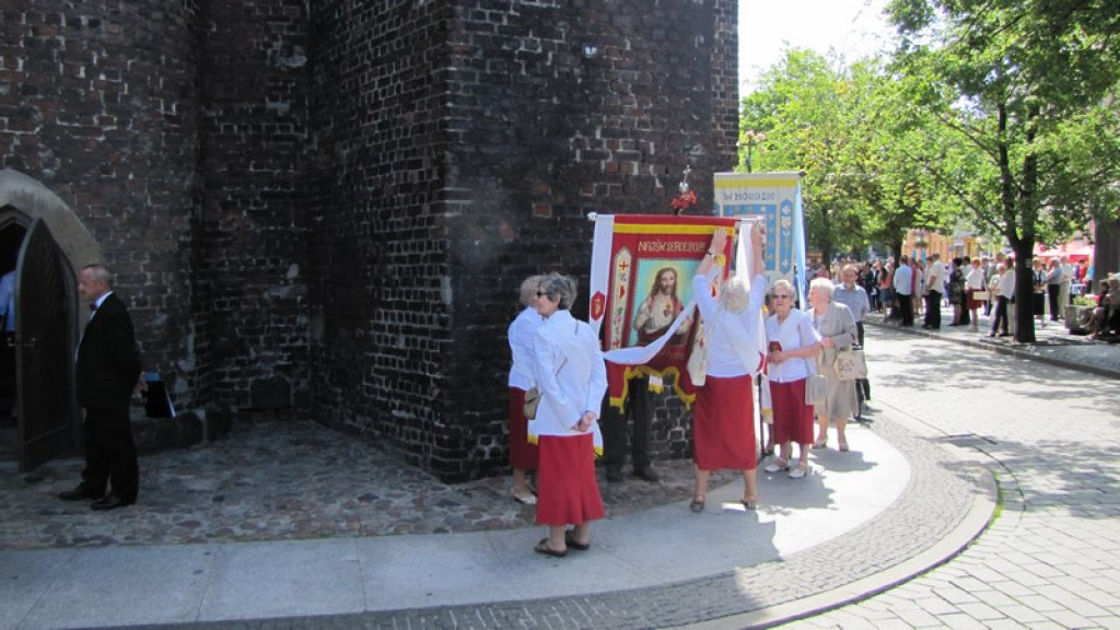 Boże Ciało w Brzegu. Tysiące wiernych przeszło ulicami miasta [fotorelacja]