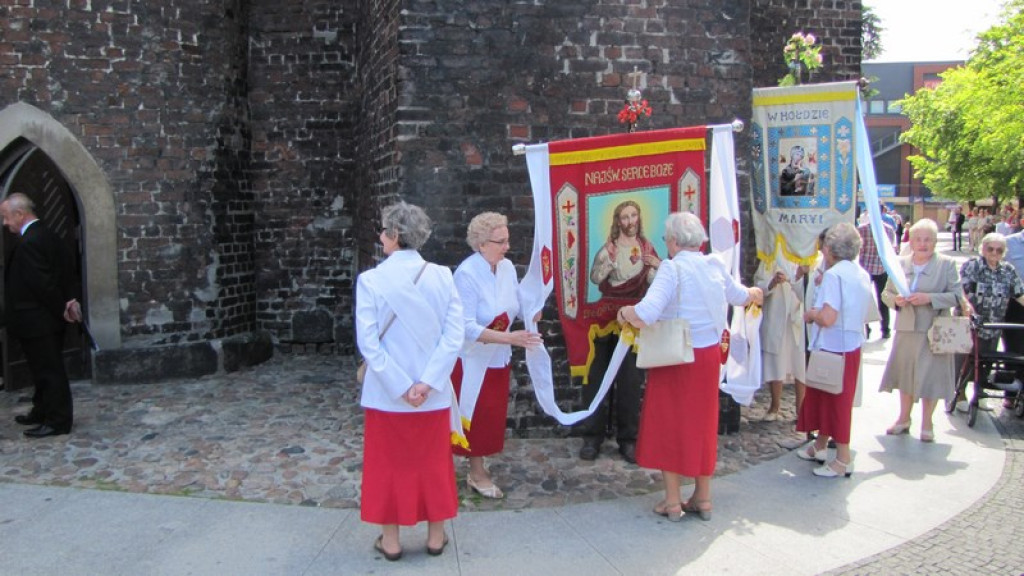 Boże Ciało w Brzegu. Tysiące wiernych przeszło ulicami miasta [fotorelacja]
