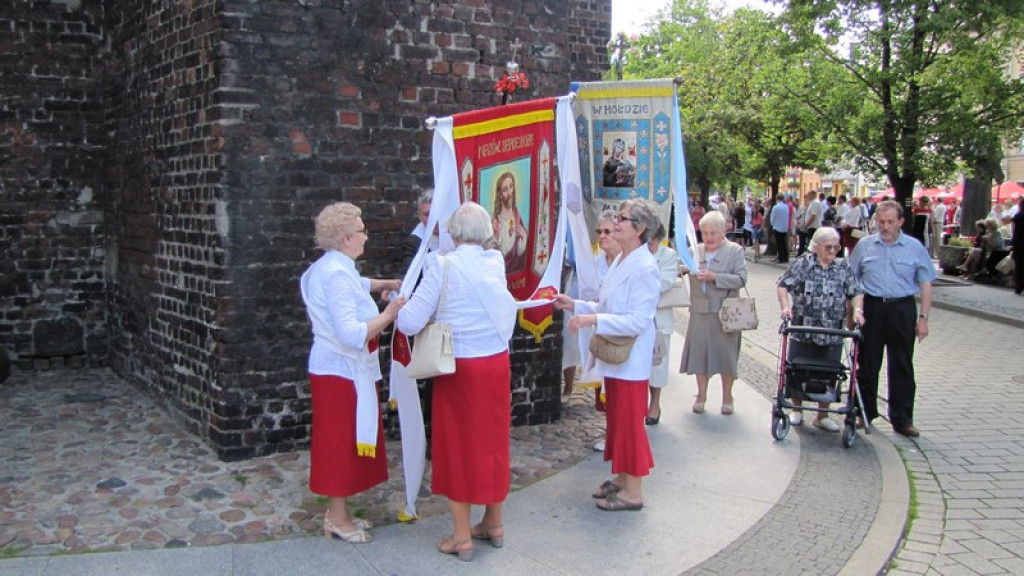 Boże Ciało w Brzegu. Tysiące wiernych przeszło ulicami miasta [fotorelacja]