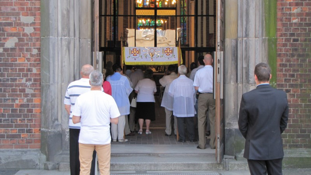 Boże Ciało w Brzegu. Tysiące wiernych przeszło ulicami miasta [fotorelacja]