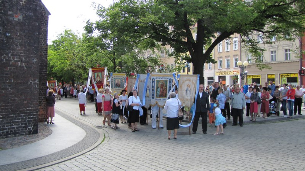 Boże Ciało w Brzegu. Tysiące wiernych przeszło ulicami miasta [fotorelacja]