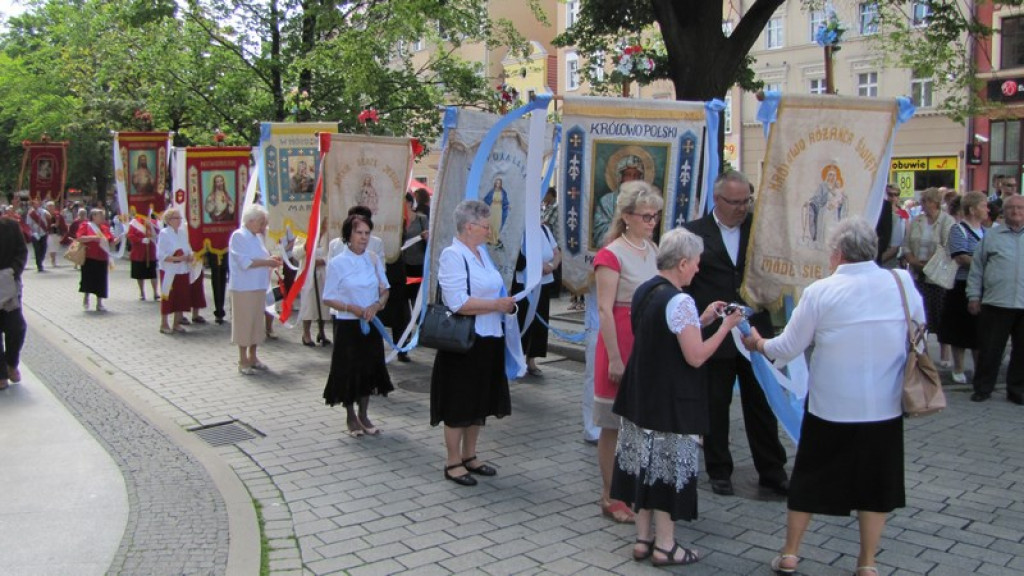 Boże Ciało w Brzegu. Tysiące wiernych przeszło ulicami miasta [fotorelacja]