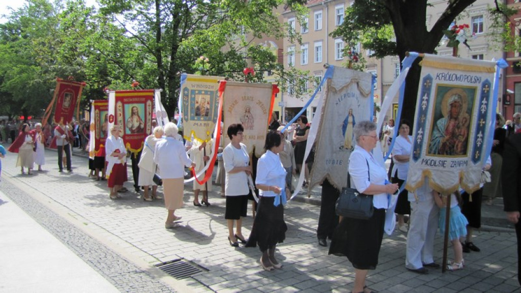 Boże Ciało w Brzegu. Tysiące wiernych przeszło ulicami miasta [fotorelacja]