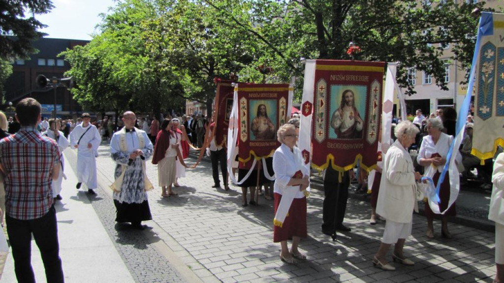 Boże Ciało w Brzegu. Tysiące wiernych przeszło ulicami miasta [fotorelacja]