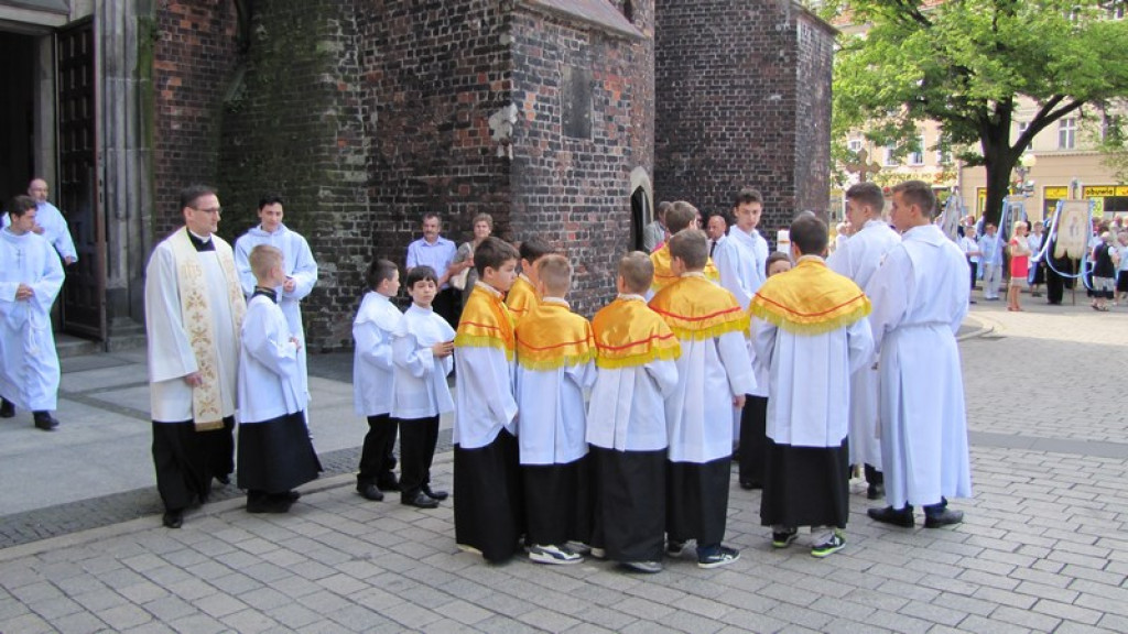Boże Ciało w Brzegu. Tysiące wiernych przeszło ulicami miasta [fotorelacja]