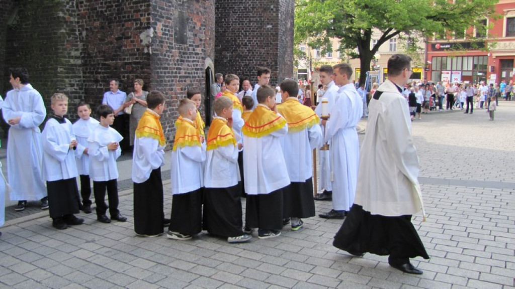 Boże Ciało w Brzegu. Tysiące wiernych przeszło ulicami miasta [fotorelacja]