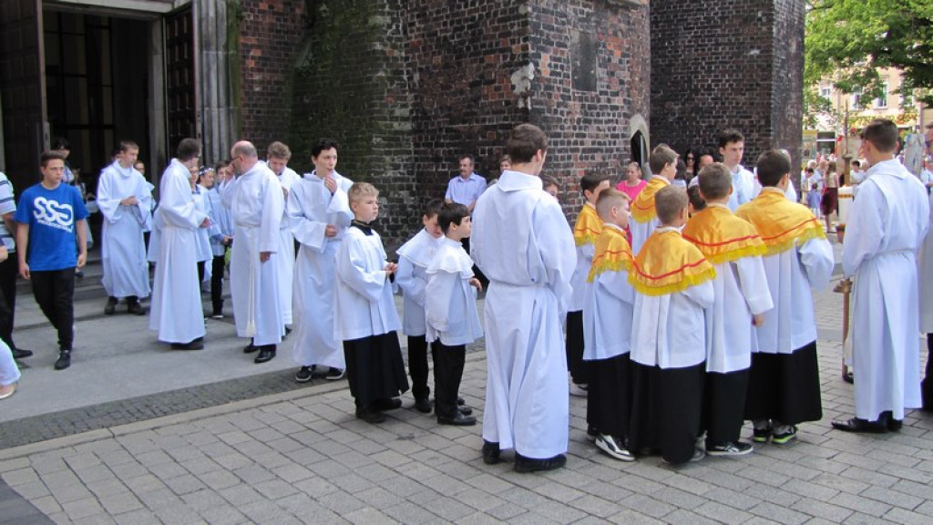Boże Ciało w Brzegu. Tysiące wiernych przeszło ulicami miasta [fotorelacja]