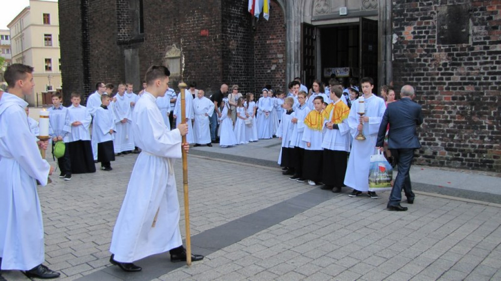 Boże Ciało w Brzegu. Tysiące wiernych przeszło ulicami miasta [fotorelacja]