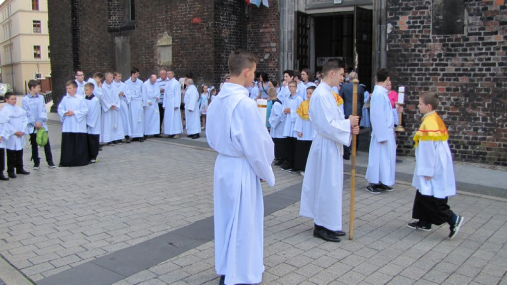 Boże Ciało w Brzegu. Tysiące wiernych przeszło ulicami miasta [fotorelacja]