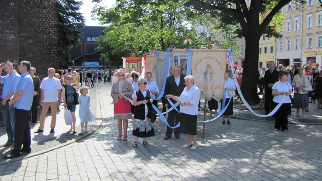 Boże Ciało w Brzegu. Tysiące wiernych przeszło ulicami miasta [fotorelacja]