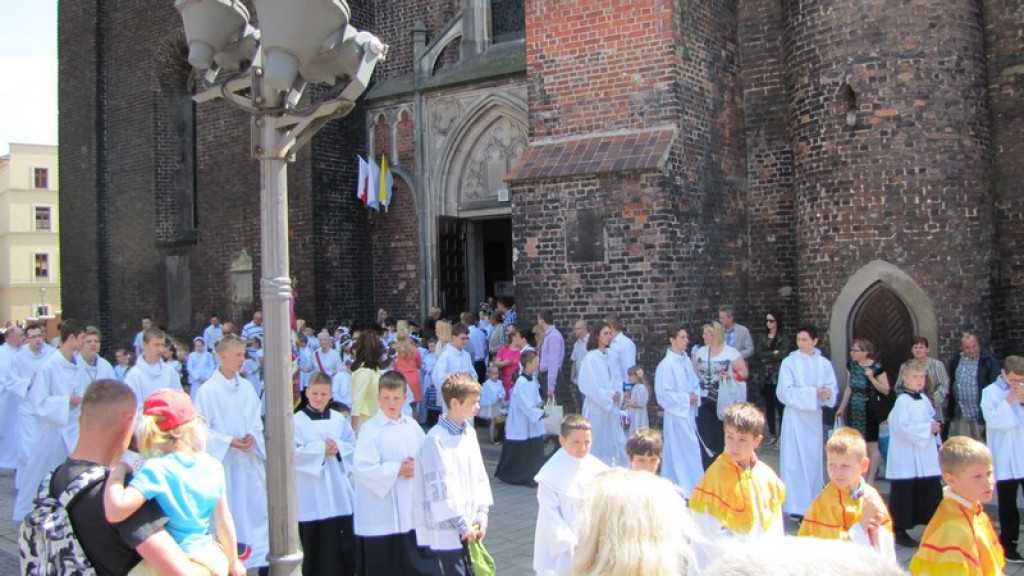 Boże Ciało w Brzegu. Tysiące wiernych przeszło ulicami miasta [fotorelacja]