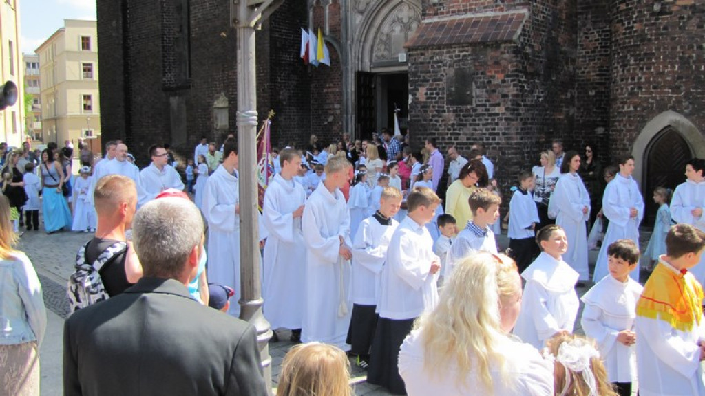 Boże Ciało w Brzegu. Tysiące wiernych przeszło ulicami miasta [fotorelacja]